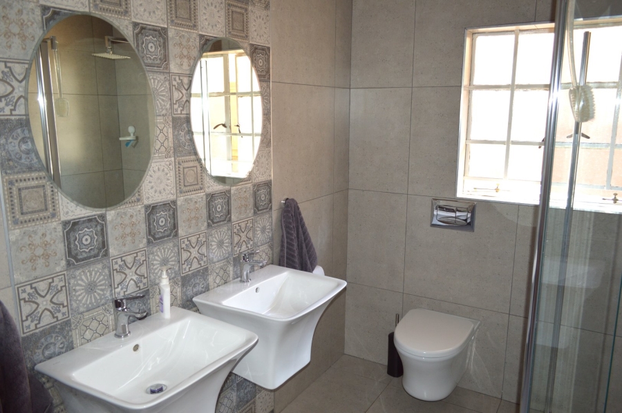 5 Bedroom Property for Sale in Wilkoppies North West